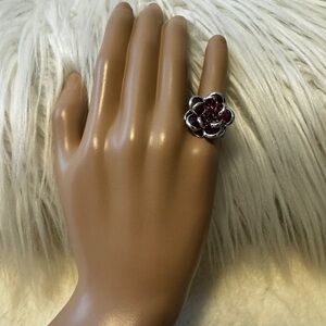 Beautiful Appox. 7 3/4 Flower Fashion Ring